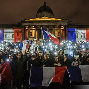 Weltweit gedenken Menschen den Opfer des Terrors von Paris