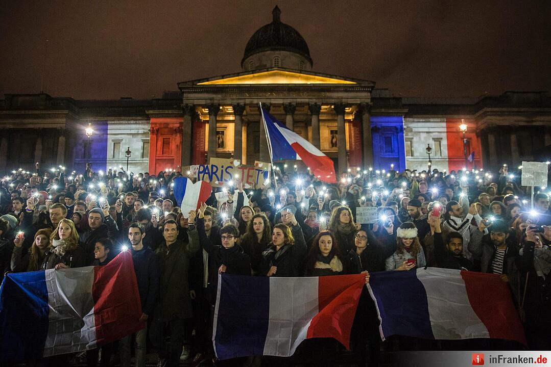 Weltweit gedenken Menschen den Opfer des Terrors von Paris