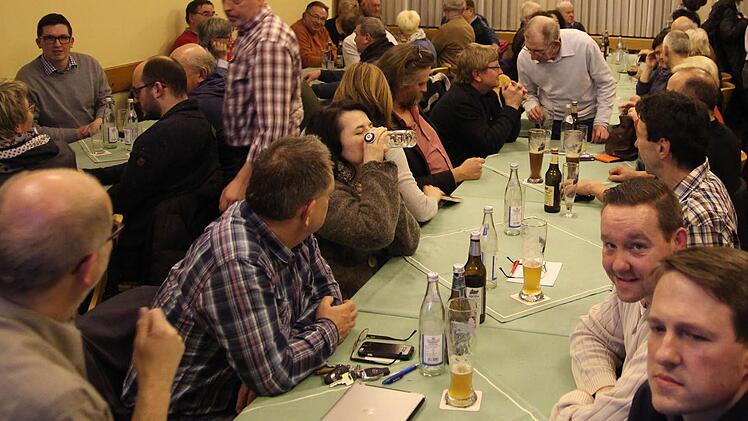 Volles Haus bei der Burgkunstadter Bürgerversammlung im Gasthof "Drei Kronen".  Foto: Adriane Lochner