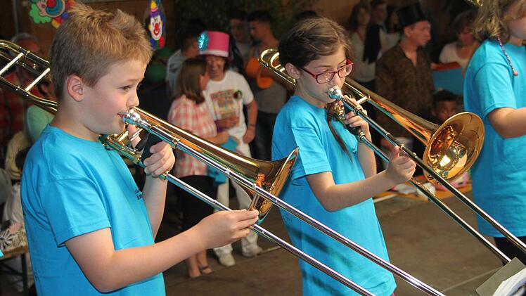 Die Mainleuser Schule feierte am Samstag ein wunderschönes Wiesenfest. Bläserklasse bekamen viel Applaus. Foto: Stephan Tiroch