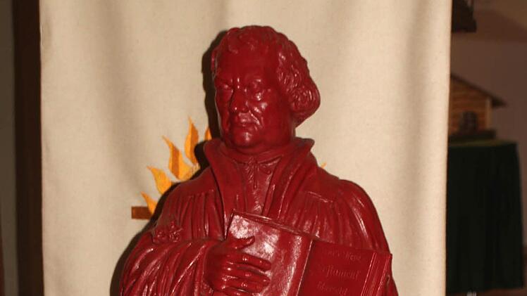 Die Luther-Figur weist auf das Jubiläumsjahr hin. Fotos: Günther Geiling