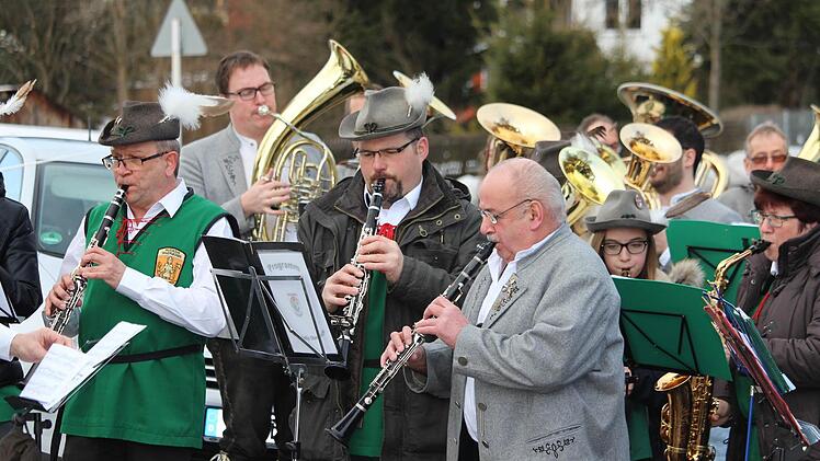 Historischer Moment: Die Blaskapellen aus Wildflecken und Oberbach haben sich spontan zusammgefunden, um dem neuen Ehrenbürger Alfred Schrenk ein Ständchen darzubieten. Foto: Sebastian Schmitt-Mathea
