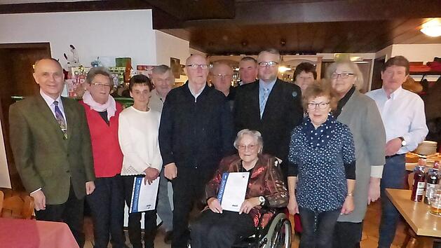 Der VdK-Ortsverband Marktleugast hat langjährige und verdiente Mitglieder geehrt. Im Bild Helga Löffler (vorne) sowie (von links) Bürgermeister Franz Uome, Vorsitzende Brigitte Kellner, Sonja Schramm, Gerhard Rödel, Friedbert Kolb, Herbert Seiler, Matthias Wunderlich, stellvertretender Kreisvorsitzender Marc Benker, Helene Weiß, Elisabeth Käppel, Ilse Kempf und 2. Vorsitzender Heinrich Weiß Foto: Klaus-Peter Wulf