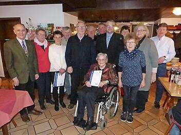 Der VdK-Ortsverband Marktleugast hat langjährige und verdiente Mitglieder geehrt. Im Bild Helga Löffler (vorne) sowie (von links) Bürgermeister Franz Uome, Vorsitzende Brigitte Kellner, Sonja Schramm, Gerhard Rödel, Friedbert Kolb, Herbert Seiler, Matthias Wunderlich, stellvertretender Kreisvorsitzender Marc Benker, Helene Weiß, Elisabeth Käppel, Ilse Kempf und 2. Vorsitzender Heinrich Weiß Foto: Klaus-Peter Wulf