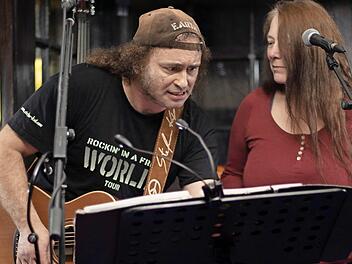 Stefan Keil tritt zusammen mit seiner Duopartnerin Una Flagmeier im Zeiler Kino auf.  Foto: pr