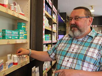 Zum 31. Juli schließt die Cranach-Apotheke. Franz J. Mahnert steht nur noch wenige Tage in seiner Apotheke. Ab 1. August beginnt für ihn ein neuer Lebensabschnitt.  Veronika Schadeck