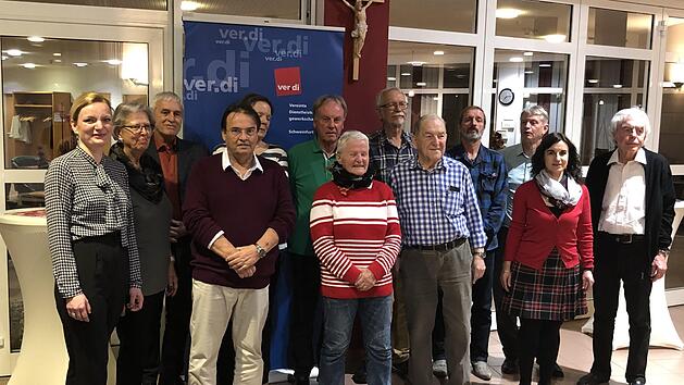 Gewerkschaft ehrte langj&auml;hrige Mitglieder (von links): Marietta Eder, Isolde T&ouml;pperwien, Manfred Kohm, Dieter K&ouml;hler, Ula Kohm, Helmut Metz, C&auml;cilia Ward, G&uuml;nter Teinert, Klaus-Dieter Bohm, Raimund Reimer, Jens M&ouml;ller, Christel Sauer und Horst Klieber.  Foto: G. Thiel-M&uuml;ller