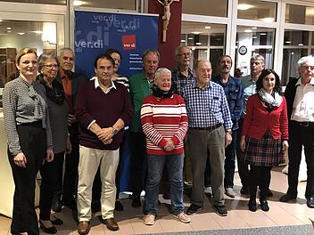 Gewerkschaft ehrte langjährige Mitglieder (von links): Marietta Eder, Isolde Töpperwien, Manfred Kohm, Dieter Köhler, Ula Kohm, Helmut Metz, Cäcilia Ward, Günter Teinert, Klaus-Dieter Bohm, Raimund Reimer, Jens Möller, Christel Sauer und Horst Klieber.  Foto: G. Thiel-Müller