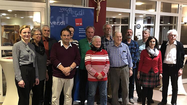 Gewerkschaft ehrte langjährige Mitglieder (von links): Marietta Eder, Isolde Töpperwien, Manfred Kohm, Dieter Köhler, Ula Kohm, Helmut Metz, Cäcilia Ward, Günter Teinert, Klaus-Dieter Bohm, Raimund Reimer, Jens Möller, Christel Sauer und Horst Klieber.  Foto: G. Thiel-Müller