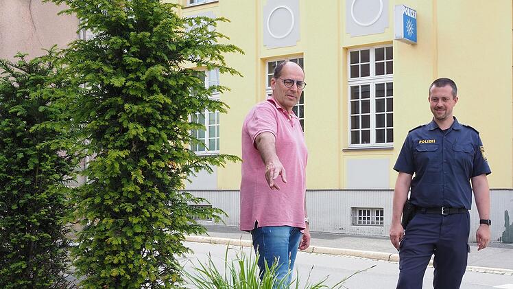 Detlef Heerlein (links) und Alexander Höhne  begutachten die Pflanzenkübel in der Ernststraße am Zebrastreifen vor der Polizeidienststelle.  Fußgänger, die von der Innenstadt kommen, sollen durch die Kübel mittig auf den Zebrastreifen zulaufen.