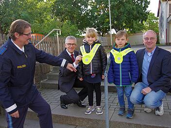 Unser Bild zeigt: Matthias Kleren (l.), Roland Friedrich, die Erstklässler Stella und Johann und Bernd Cellustek. Foto: Klaus Werner