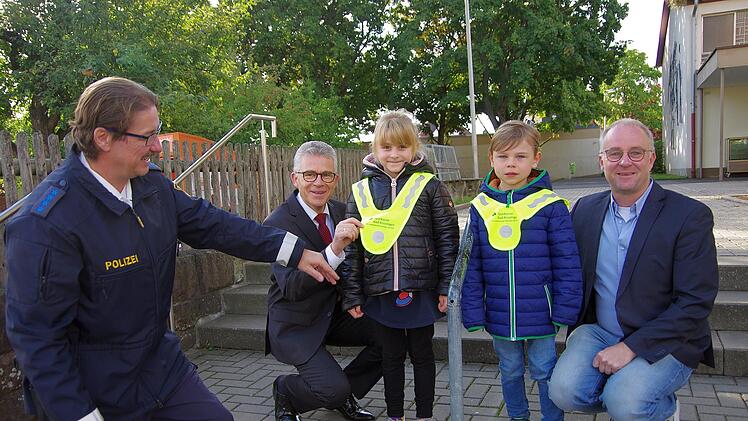 Unser Bild zeigt: Matthias Kleren (l.), Roland Friedrich, die Erstklässler Stella und Johann und Bernd Cellustek. Foto: Klaus Werner