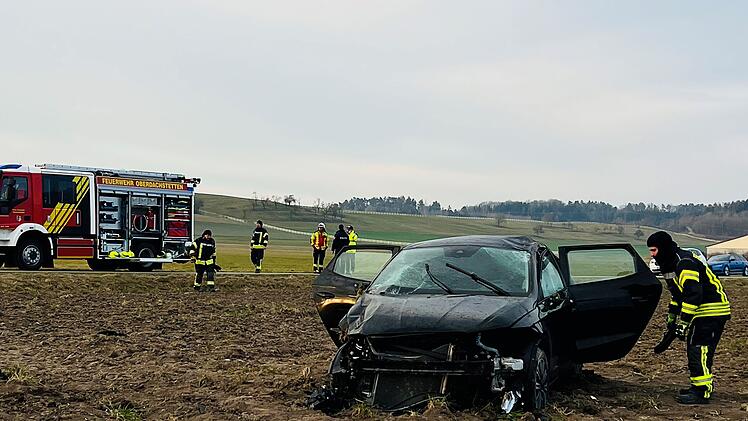 Oberdachstetten: Mitte 30-Jähriger stirbt bei Unfall - Auto mehrfach überschlagen