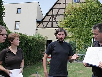 Thomas Eißing  mit    Tobias Venedey, Susanne Nitschel und Heike Müller (von rechts)  vor dem Südgiebel . Fotos: Barbara Herbst