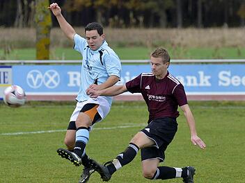 FC Niederlindach - TSV Neuhaus. Die Gastgeber (blaue Trikots) drängten vor allem nach der Pause in Richtung TSV-Tor, brachten den Ball aber einfach nicht im Gehäuse unter. Foto: Picturedreams