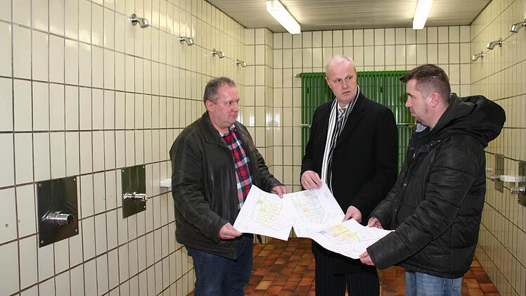 Betriebsleiter Hans-Peter Philipp, Bürgermeister Gerald Brehm und zweiter Betriebsleiter Karl-Heinz Zillich (v. l.) studieren die Pläne. Foto: Evi Seeger