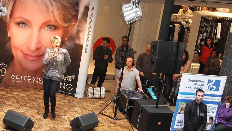 Die Showbühne war dicht umlagert. Foto: Sonja Adam