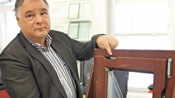 Ulrich Rehäußer empfiehlt spezielle Fensterbeschläge, mit denen Einbrecher ihre Schwierigkeiten haben sollten. Foto: Andreas Dorsch