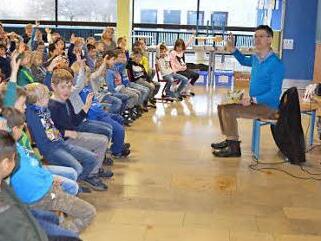 Autor Christian Seltmann schreibt Kinderbücher. Auch sonst weiß er, mit Kinder umzugehen, wie der rege Gedankenaustausch zeigt. Foto: che