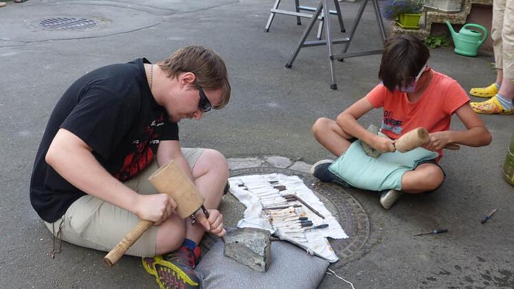 Nicht einfach war es, einen Granitstein in Form zu bringen. Foto: Klaus-Peter Wulf