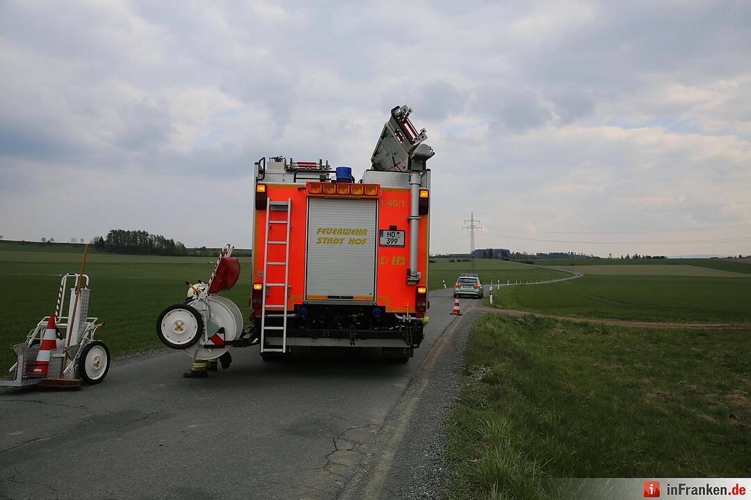 Kreis Hof: Auto überschlägt sich mehrfach und bleibt auf dem Dach liegen