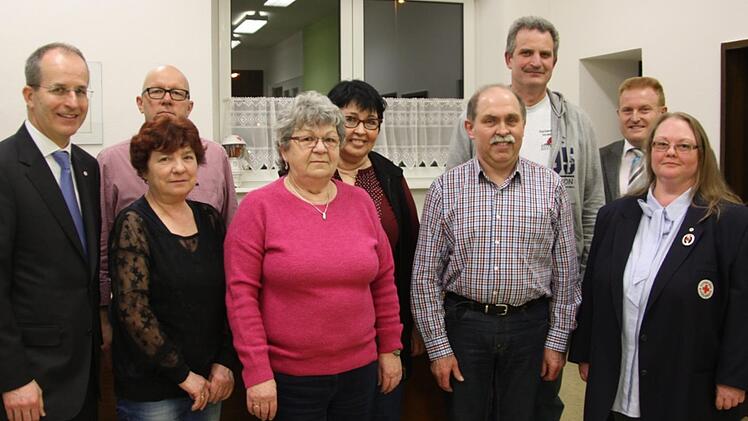 Dr. Alexander Siebel (links), Michaela Kühn und Bürgermeister Matthias Klement (1. u. 2. v. r.) ehrten für 100 Spenden: (ab 2. v. l.) Gerhard Bulheller, Lucia Bartenstein, Marianne Wenzel, Irma Gessner, Johannes Walz und Oskar Jungklaus (nicht im Bild: Horst Schmitt und Hermann Volkmer).Matthias Nöth