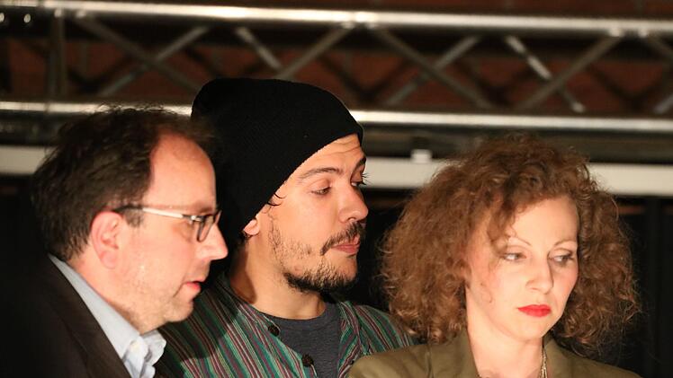 Die Theatergruppe Kompassion des Franz-Miltenberger-Gymnasiums  spielte die Farce "Benefiz. Jeder rettet einen Afrikaner" von Ingrid Lausund. Foto: Sebastian Schmitt