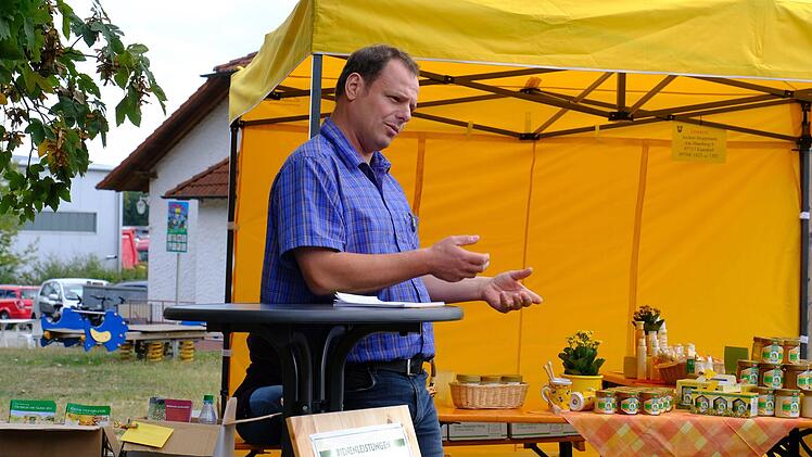 Jochen Huppmann stellt seine Arbeit als Hobby-Imker vor.Foto: Gerd Schaar