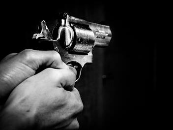 Der 18-Jährige bedrohte einen Mitarbeiter der Tankstelle mit einer Waffe. Symbolfoto: pixabay/Skitterphoto