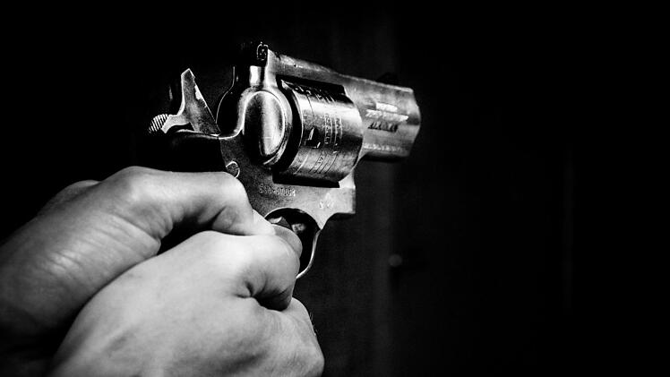 Der 18-Jährige bedrohte einen Mitarbeiter der Tankstelle mit einer Waffe. Symbolfoto: pixabay/Skitterphoto