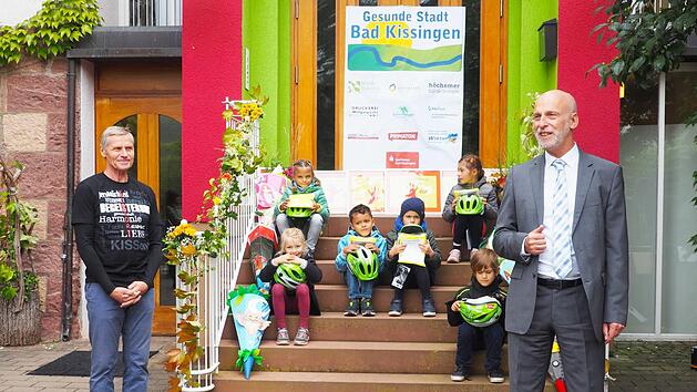 Fahrradhelme f&uuml;r ABC-Sch&uuml;tzen: Oberb&uuml;rgermeister Kay Blankenburg (rechts) &uuml;berreichte zusammen mit Mitgliedern des Expertenboards des "Gesunde St&auml;dte-Netzwerk" Bad Kissingen im KISSori-Lernzentrum Fahrradhelme und Sicherheitswesten an die ABC-Sch&uuml;tzen. Links: Der p&auml;dagogische Leiter des KISSori-Lernzentrums, Richard Lutz.Mario Selzer