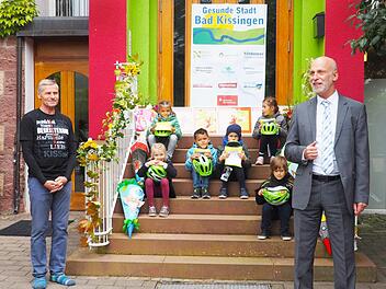 Fahrradhelme f&uuml;r ABC-Sch&uuml;tzen: Oberb&uuml;rgermeister Kay Blankenburg (rechts) &uuml;berreichte zusammen mit Mitgliedern des Expertenboards des "Gesunde St&auml;dte-Netzwerk" Bad Kissingen im KISSori-Lernzentrum Fahrradhelme und Sicherheitswesten an die ABC-Sch&uuml;tzen. Links: Der p&auml;dagogische Leiter des KISSori-Lernzentrums, Richard Lutz.Mario Selzer