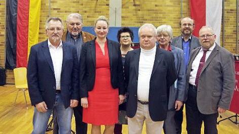 Bei der Ehrung (von links) Jubilar Bernhard Zipfel, Ehrenvorsitzender Helmut Scherbel, Ortsvorsitzende Katja Duman, 2. Vorsitzende Kerstin Seitz, Jubilar Heinz Jakob, Bürgermeisterin Karin Ritter, Kreisvorsitzender Ralf Pohl und MdL Klaus Adelt.