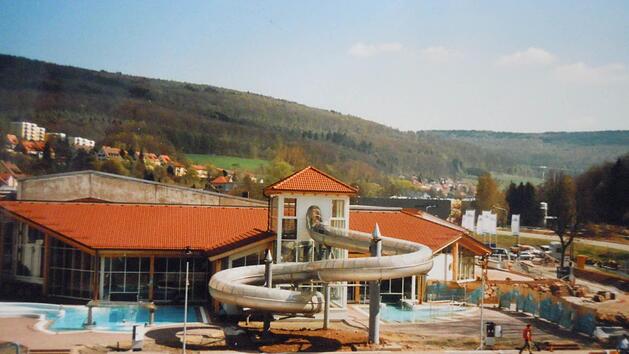 Kurz vor der Fertigstellung: Die Au&szlig;enanlagen m&uuml;ssen noch gemacht werden. Er&ouml;ffnet wurde das Freizeitbad Sinnflut im Februar 1996. Foto: Therme Sinnflut