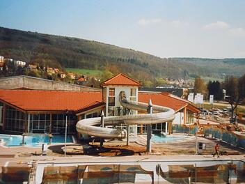 Kurz vor der Fertigstellung: Die Außenanlagen müssen noch gemacht werden. Eröffnet wurde das Freizeitbad Sinnflut im Februar 1996. Foto: Therme Sinnflut