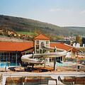 Kurz vor der Fertigstellung: Die Außenanlagen müssen noch gemacht werden. Eröffnet wurde das Freizeitbad Sinnflut im Februar 1996. Foto: Therme Sinnflut