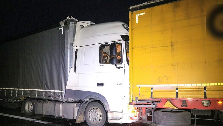In Fahrtrichtung Nürnberg ist ein Sattelzug auf das Stauende gekracht.