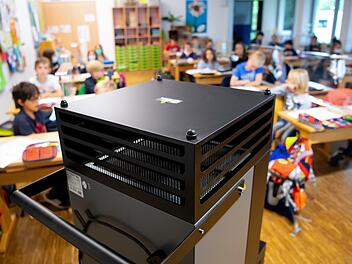 Nutzt die Politik die bevorstehenden Sommerferien, um die bayerischen Klassenzimmern bis zum neuen Schuljahr mit Luftfiltern auszustatten? Foto:  Sven Hoppe, dpa