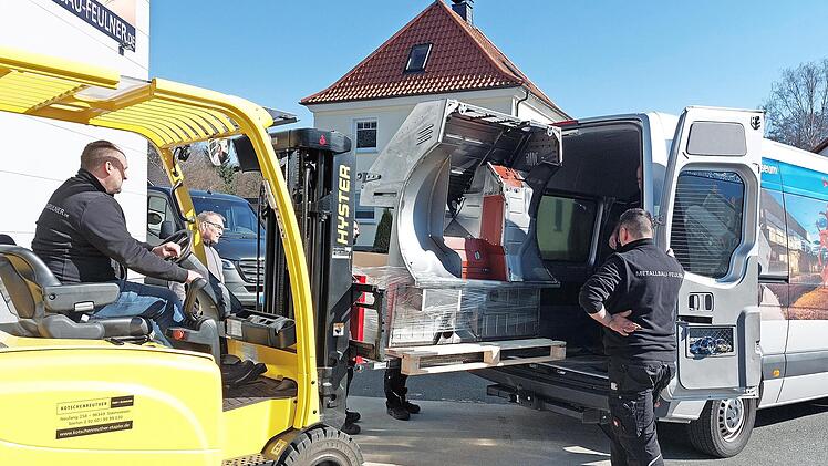 Es war buchstäblich Zentimeterarbeit, als die Kabine in den Transporter verladen wurde.