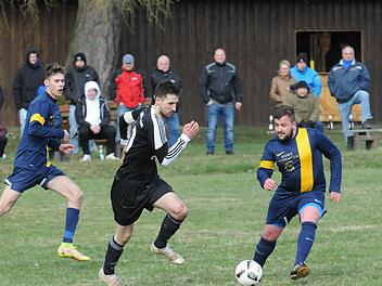 In der vergangenen Saison gab es offizielle Fußballspiele auf dem Sportplatz des FC Wittershausen zu sehen, da aber kickte das Heimteam (in blau-gelb) noch als Teil der Spielgemeinschaft mit dem federführenden SV Aura. Foto: ssp