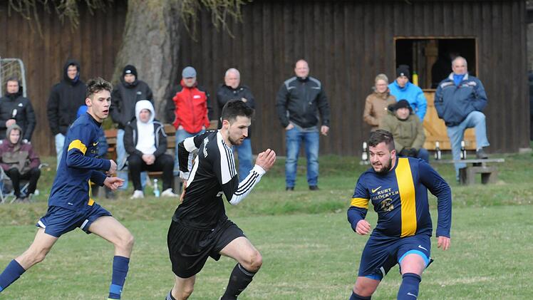 In der vergangenen Saison gab es offizielle Fußballspiele auf dem Sportplatz des FC Wittershausen zu sehen, da aber kickte das Heimteam (in blau-gelb) noch als Teil der Spielgemeinschaft mit dem federführenden SV Aura. Foto: ssp