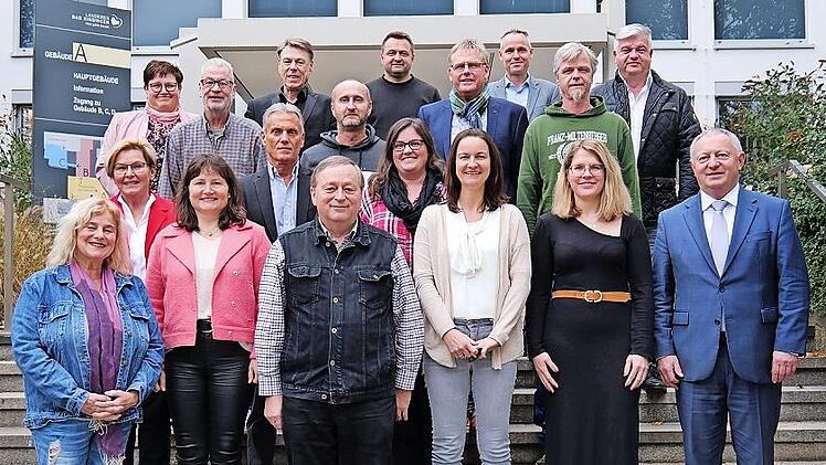 Landrat Thomas Bold (rechts) mit den Mitarbeiterinnen und Mitarbeitern, die für 25 und 40 Jahre Dienstzugehörigkeit geehrt wurden, und den Kolleginnen und Kollegen, die verabschiedet wurden.
