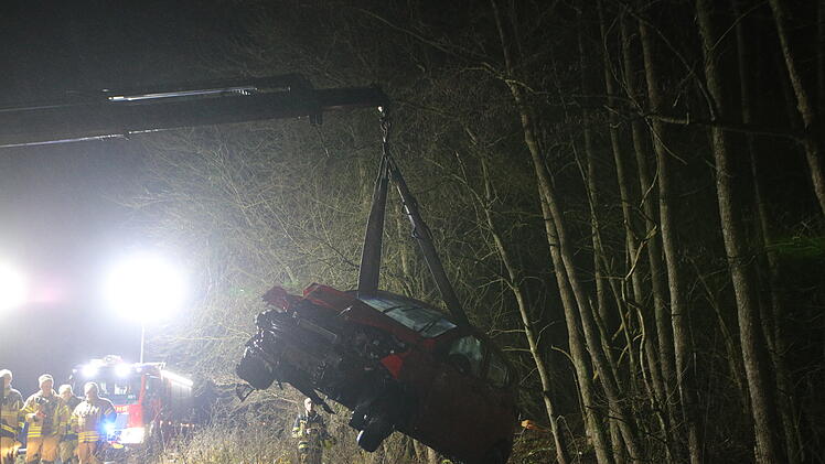 Medizinischer Notfall: Auto durchbricht Geländer und fährt in Fluss