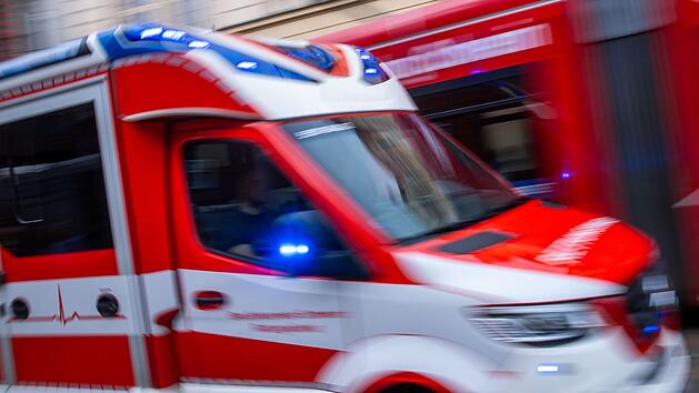 Kreis Coburg: Fahrzeug kippt um - Beifahrer eingeklemmt und schwer verletzt