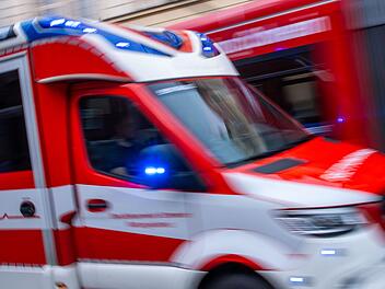 Unfall auf A9 im Kreis Bayreuth: Kleinbus kollidiert mit LKW - sieben Verletzte