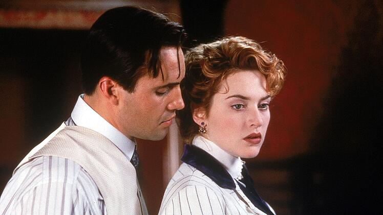 Szene aus "Titanic": Rose (Kate Winslet) ist von ihrem Verlobten Cal (Billy Zane) nicht gerade angetan. Kein Wunder, ist der doch ein ausgemachtes SCheusal.