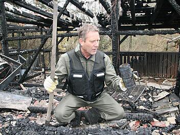 Günter Kraut    im Einsatz: Der Ermittler der  Kripo  Bayreuth    forscht     nach der Ursache für das Feuer, das am Samstag das  Bienenhaus in Untersteinach in  Schutt und Asche gelegt hat.  Foto:  Sonja  Adam