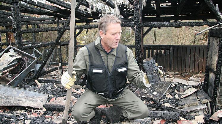 Günter Kraut    im Einsatz: Der Ermittler der  Kripo  Bayreuth    forscht     nach der Ursache für das Feuer, das am Samstag das  Bienenhaus in Untersteinach in  Schutt und Asche gelegt hat.  Foto:  Sonja  Adam
