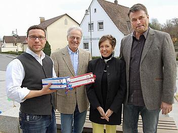 Gesprengtes Quartett: Was bei der Vorstellung des neuen Ahorner Hausarztes im Sommer nach purer Harmonie aussah, ist heute Vergangenheit. Die Protagonisten (von links): Martin Finzel, Jörg Dyllus sowie Heike und Wolfgang Pils. Foto: Oliver Schmidt