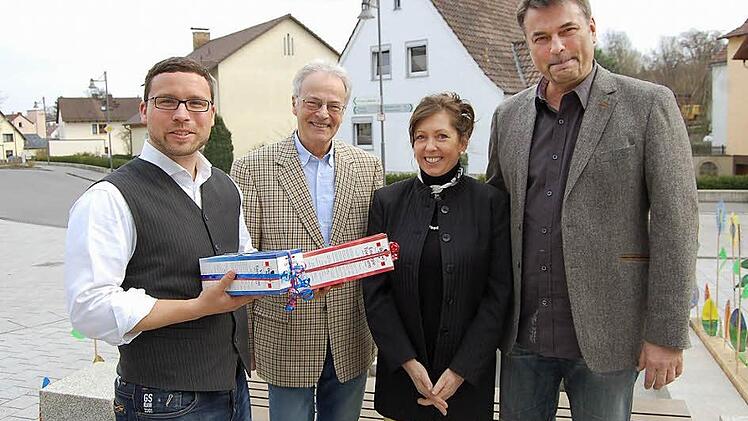 Gesprengtes Quartett: Was bei der Vorstellung des neuen Ahorner Hausarztes im Sommer nach purer Harmonie aussah, ist heute Vergangenheit. Die Protagonisten (von links): Martin Finzel, Jörg Dyllus sowie Heike und Wolfgang Pils. Foto: Oliver Schmidt